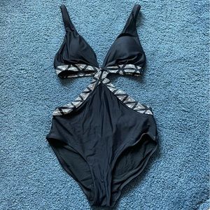 Shade & Shore Black Cutout One Piece Bathingsuit